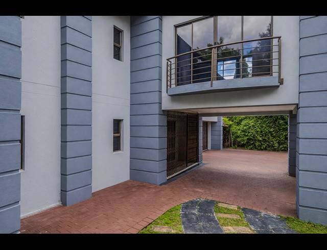 6 BEDROOM FREEHOLD FOR SALE IN BRYANSTON